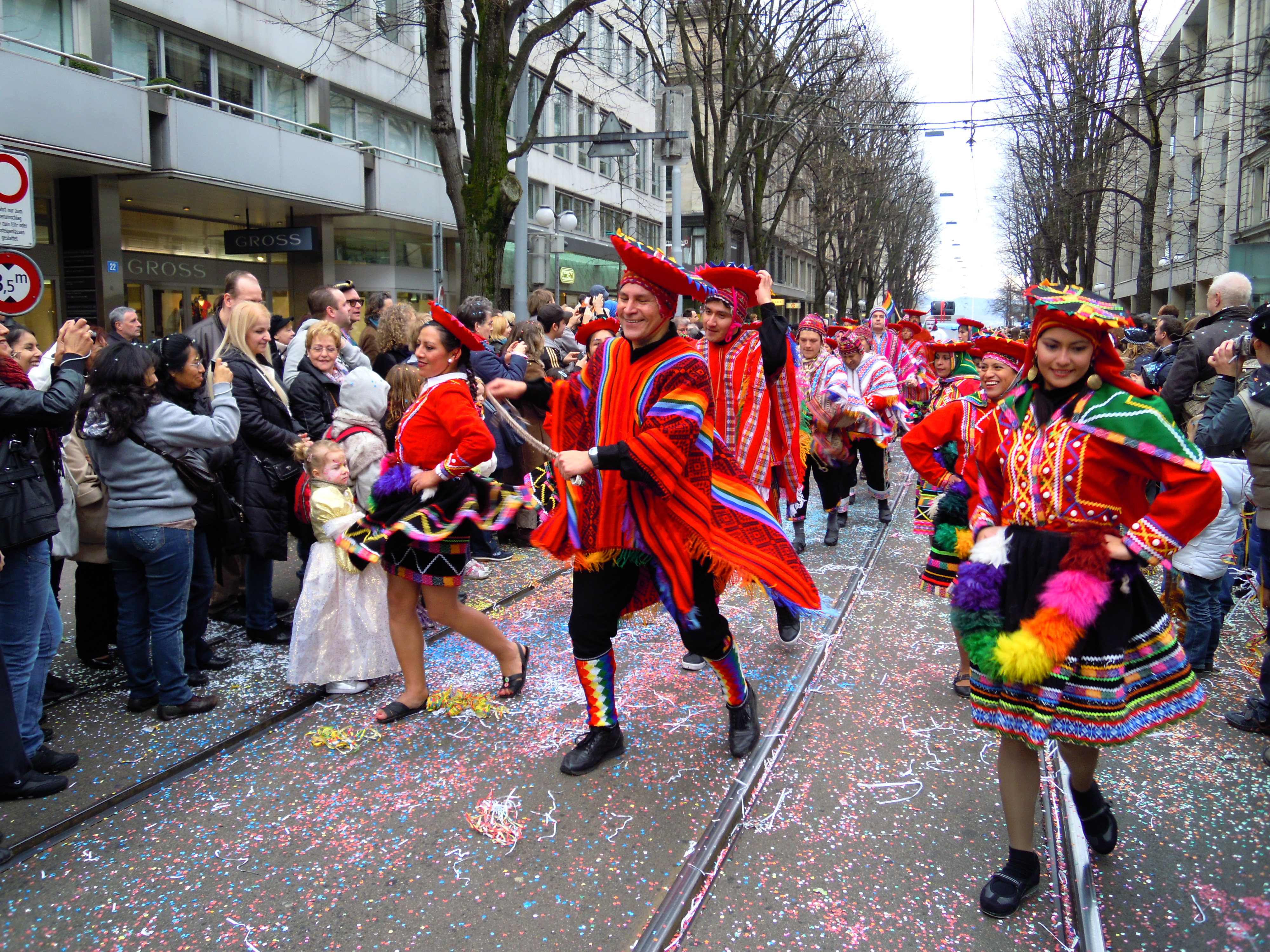 Have street parades. Street Parade Zurich. Уличный парад. Уличные парады в Англии. Парады в Швейцарии.